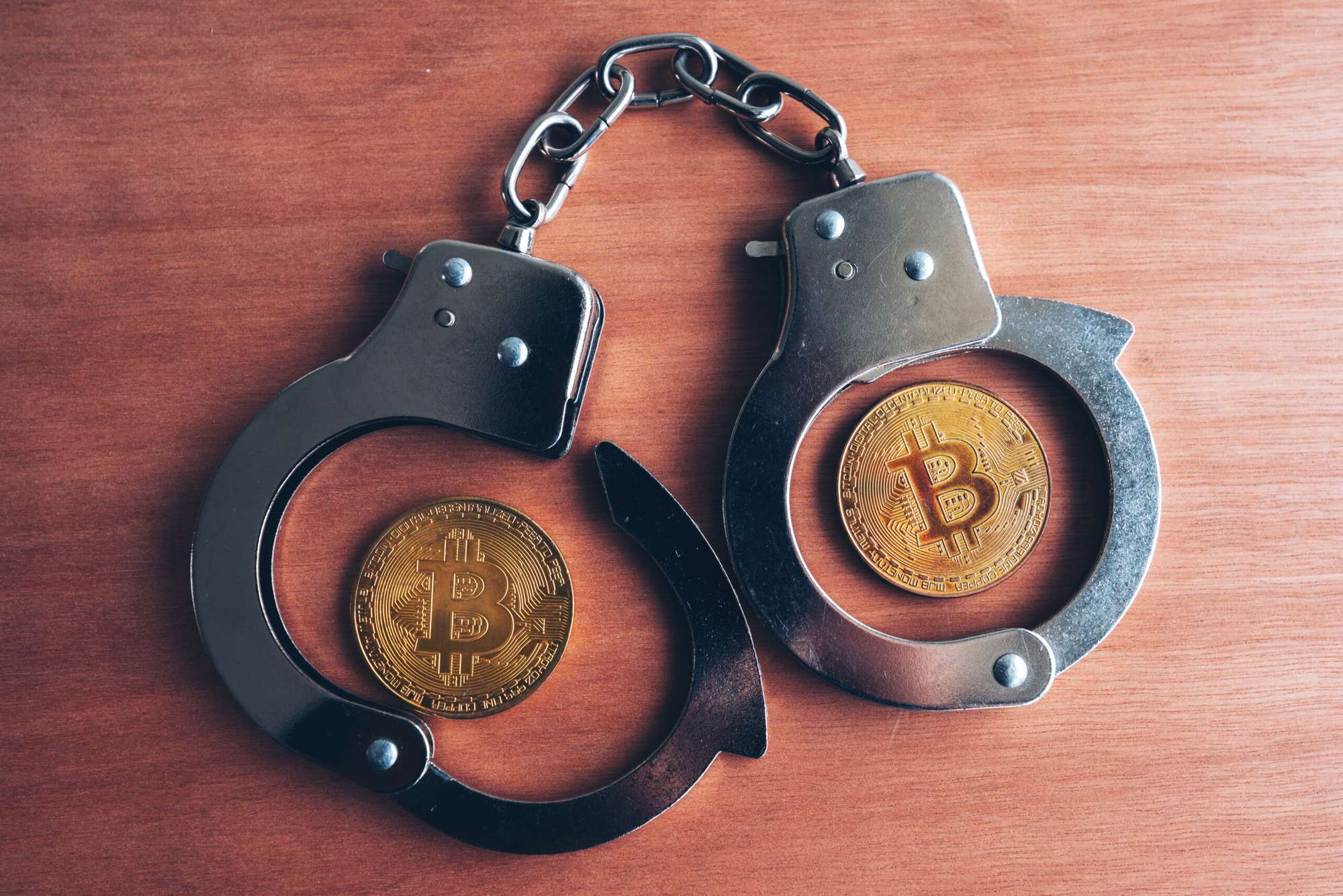 Par de algemas com duas moedas de bitcoin no meio delas. Unick forex